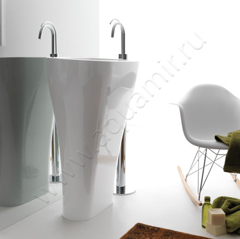 Раковина напольная без отверстий под смеситель Kerasan Aquatech 60 см 374201 в интерьере