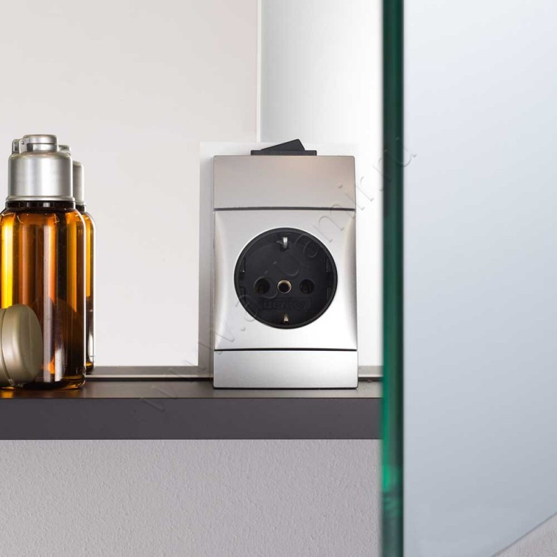 Зеркальный шкаф с подсветкой Duravit Universal 81 см LM7841000000 в интерьере