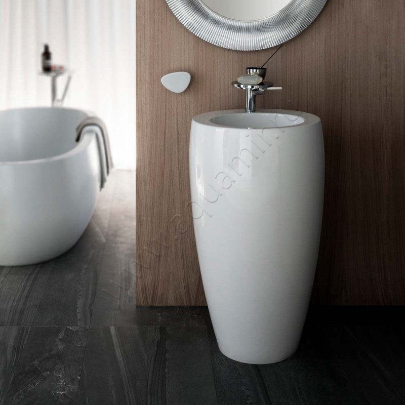 Раковина напольная с отверстием под смеситель Laufen IL BAGNO ALESSI One 53 см 8119724001041 в интерьере