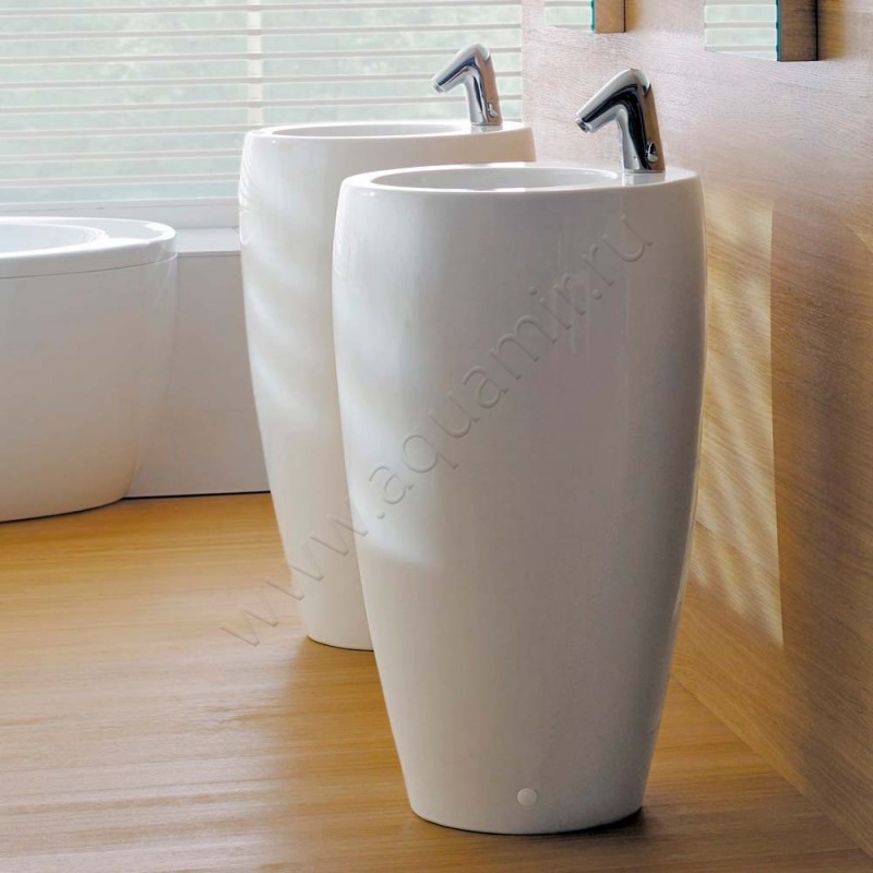 Раковина напольная с отверстием под смеситель Laufen IL BAGNO ALESSI One 53 см 8119724001041 в интерьере