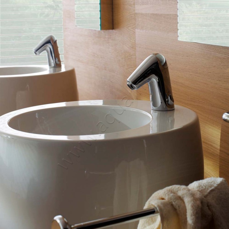 Раковина напольная с отверстием под смеситель Laufen IL BAGNO ALESSI One 53 см 8119724001041 в интерьере