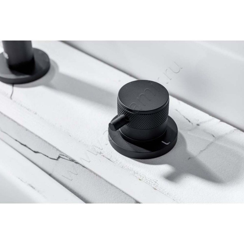 Смеситель на борт ванны Allen Brau Priority с душем, черный матовый 53100731 в интерьере