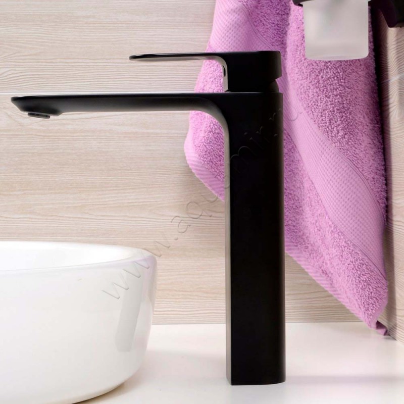 Смеситель для раковины Wasserkraft Elbe черный матовый 7403H в интерьере