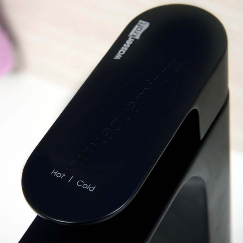 Смеситель для раковины Wasserkraft Elbe черный матовый 7403H в интерьере