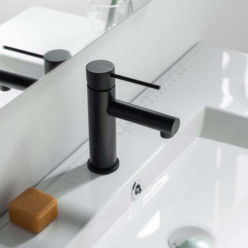 Смеситель для раковины Timo Saona черный матовый 236103F в интерьере