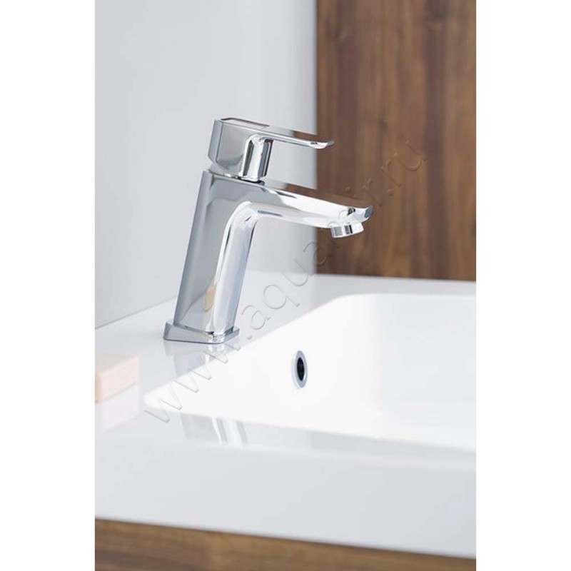 Смеситель для раковины Ravak 10 хром X070128 в интерьере