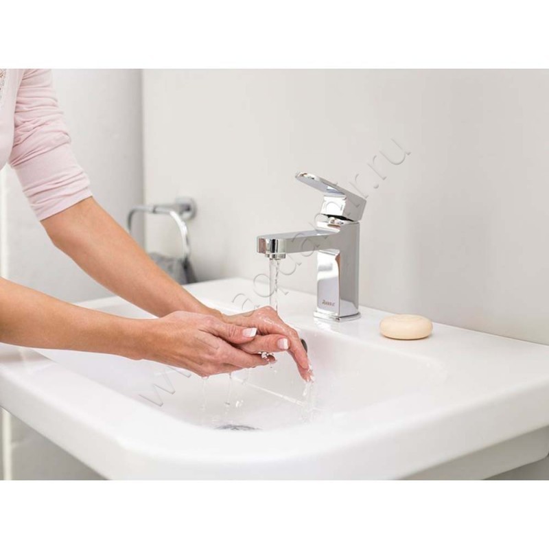 Смеситель для раковины Ravak Chrome хром X070053 в интерьере