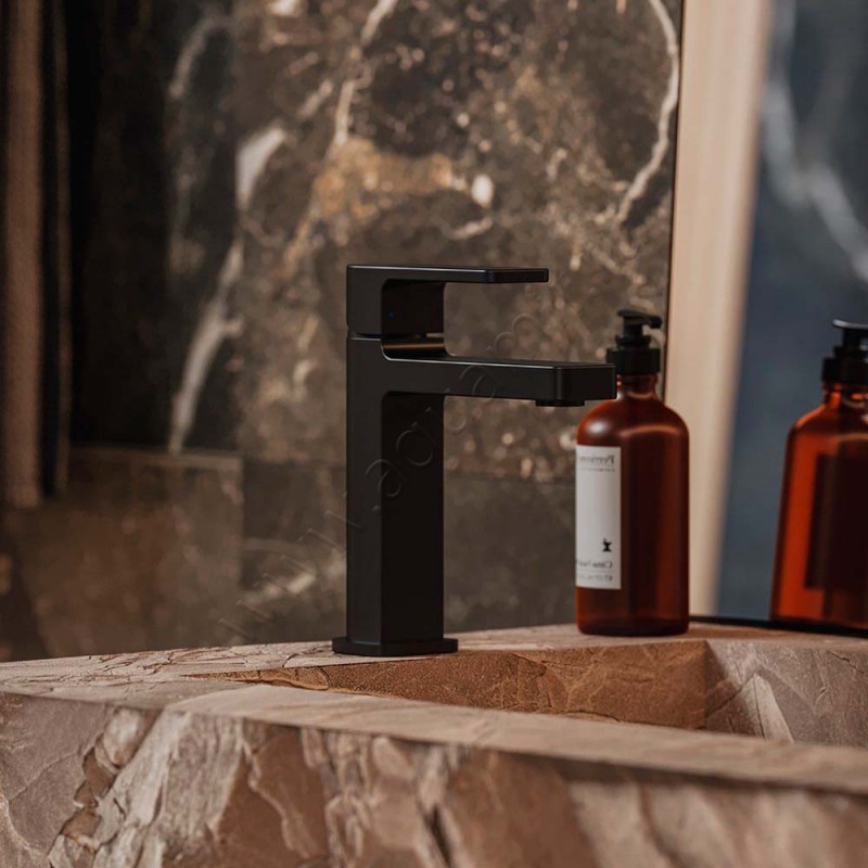 Смеситель для раковины Omnires Baretti черный матовый BA7810BL в интерьере