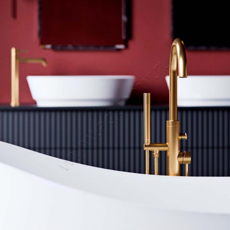 Напольный смеситель для ванны Omnires Y с душем, золото матовое Y1233GLB в интерьере