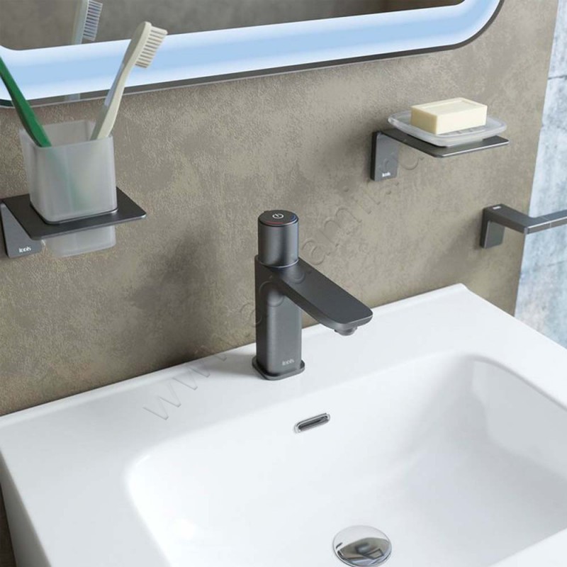 Смеситель для раковины Iddis Slide черный хром матовый SLIGMBTI01 в интерьере