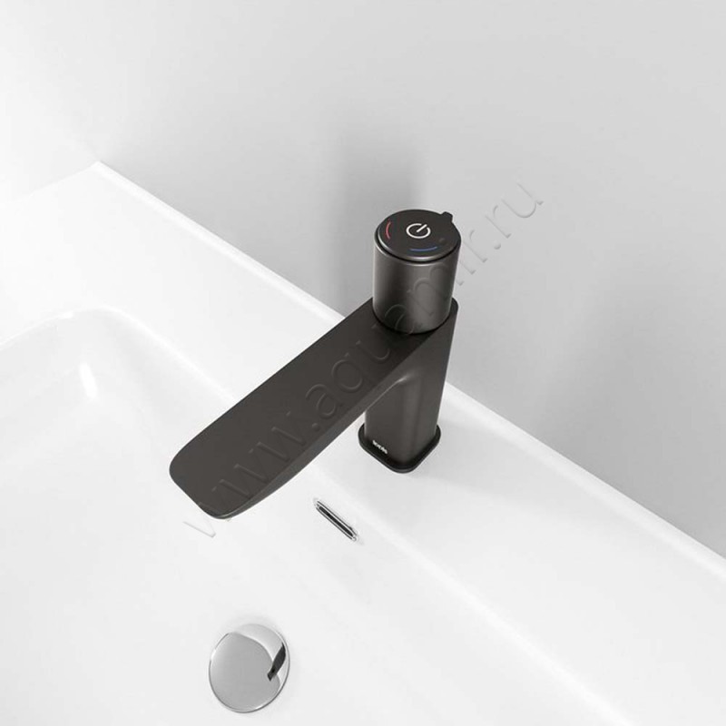 Смеситель для раковины Iddis Slide черный хром матовый SLIGMBTI01 в интерьере