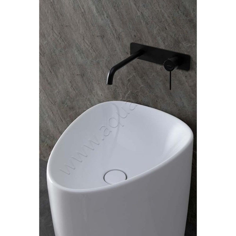 Раковина напольная без отверстий под смеситель Allen Brau Infinity 42101620 в интерьере