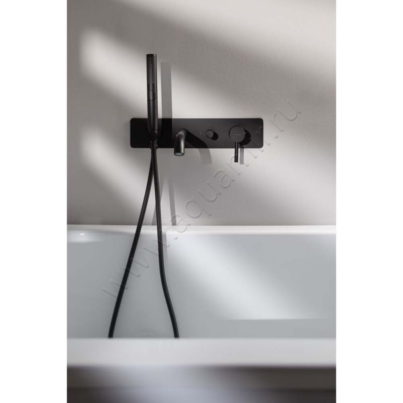 Смеситель для ванны Allen Brau Priority с душем, черный матовый 53100631 в интерьере