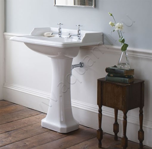 Раковина с пьедесталом Burlington Classic 65 см B14P6 в интерьере