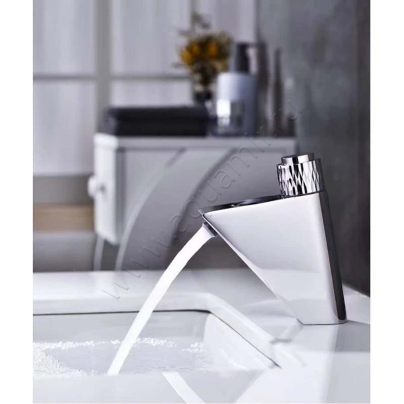 Смеситель для раковины Fashun хром A4020 в интерьере