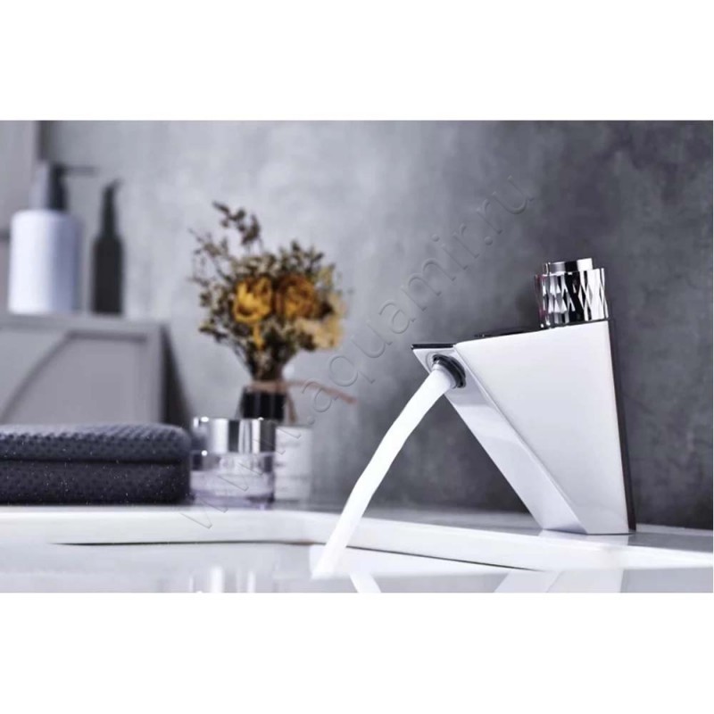 Смеситель для раковины Fashun хром A4020 в интерьере