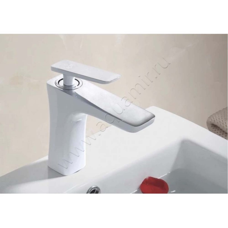 Смеситель для раковины Rose R16 белый/хром R1601F в интерьере