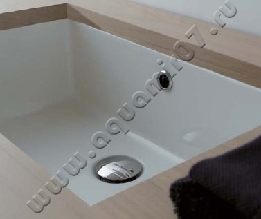 Раковина встраиваемая снизу под столешницу без отверстий Scarabeo Miky 50 см 8091 в интерьере