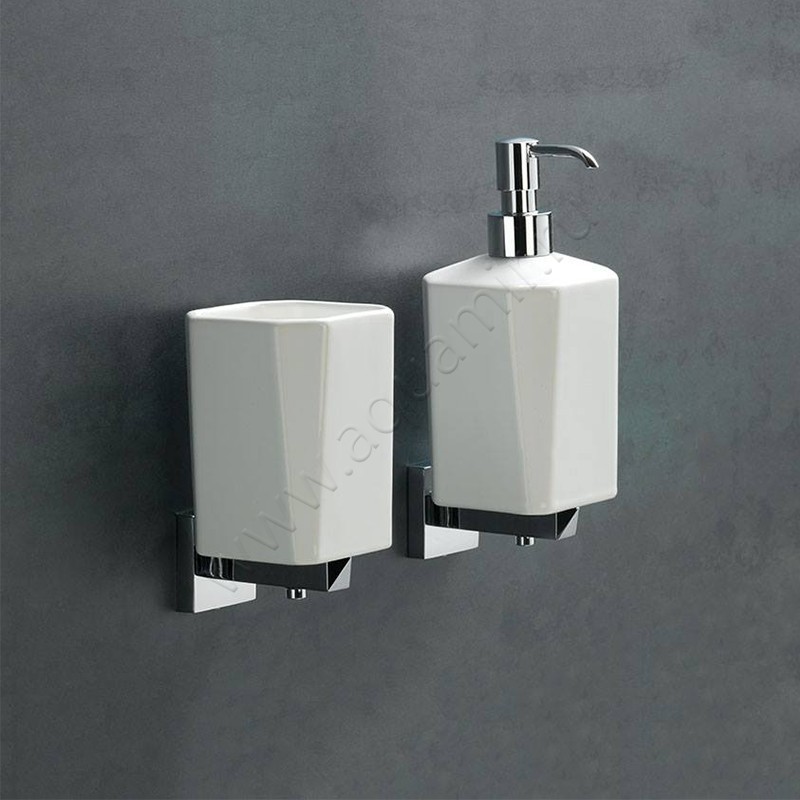 Стакан настенный Stilhaus Diva DV1008 в интерьере