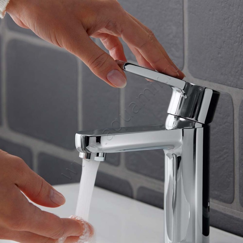 Смеситель для раковины Duravit B.2 B21010001010 в интерьере