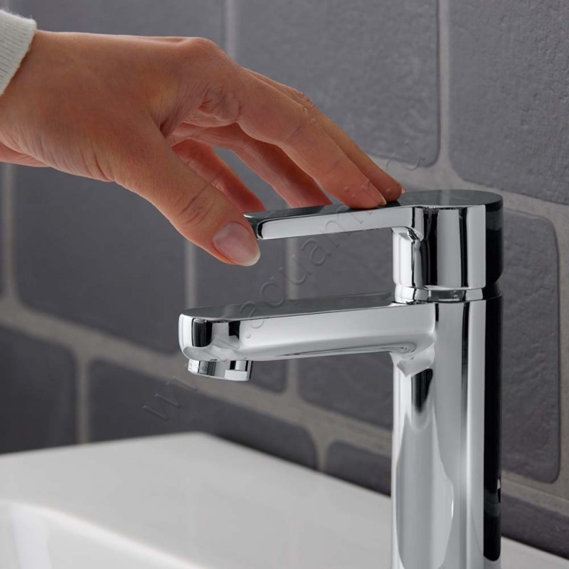 Смеситель для раковины Duravit B.2 B21010001010 в интерьере