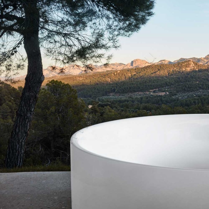 Стальная ванна Bette Pond Silhouette 150x150 6045000CFXXSPLUS в интерьере