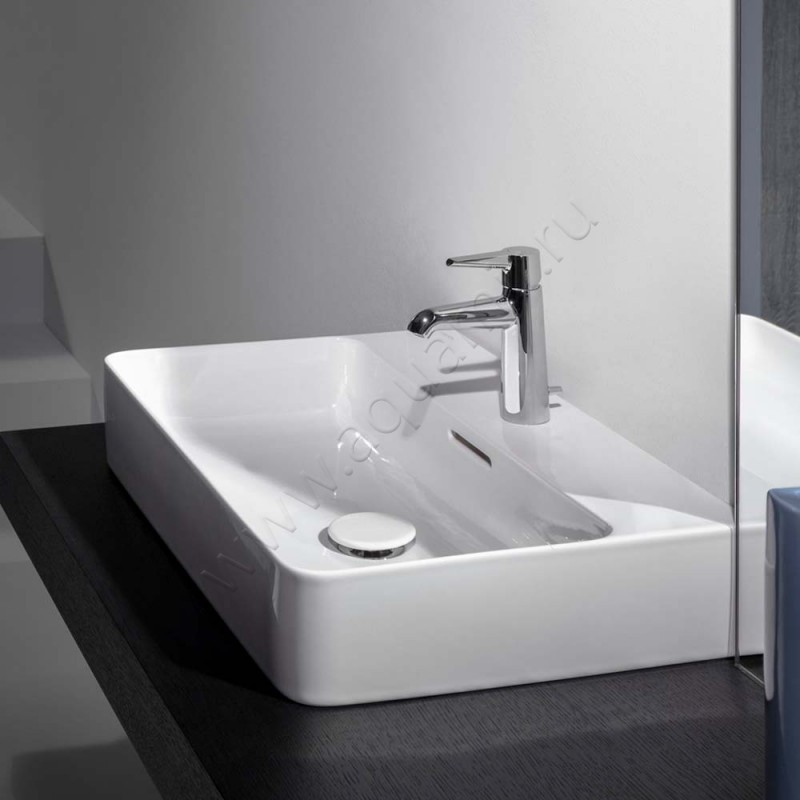 Раковина-чаша накладная с отверстием под смеситель Laufen VAL 55 см 8162824001041 в интерьере