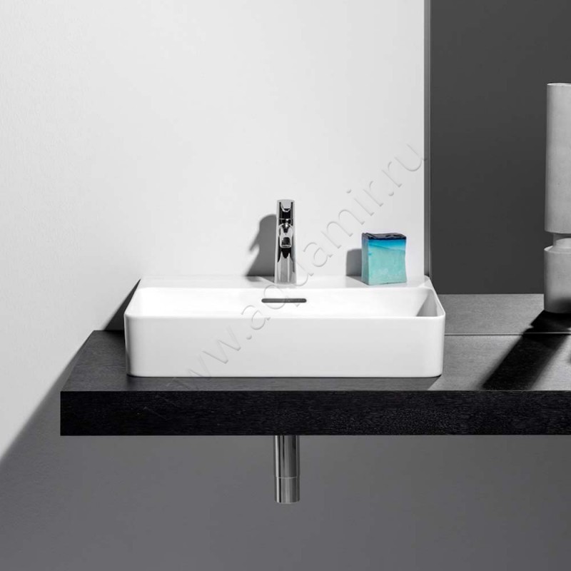 Раковина-чаша накладная с отверстием под смеситель Laufen VAL 55 см 8162824001041 в интерьере