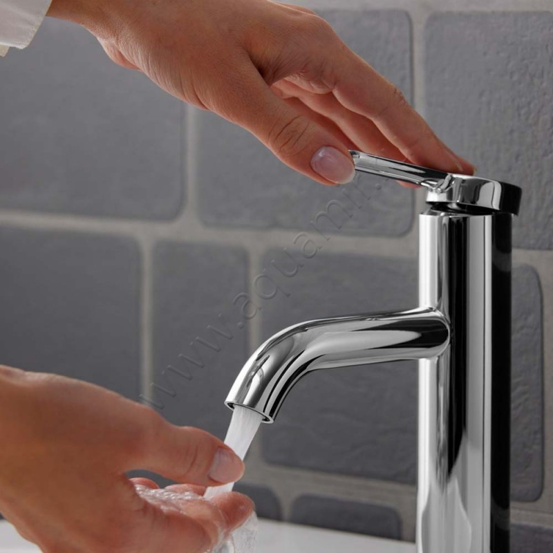 Смеситель для раковины Duravit C.1 C11020001010 в интерьере