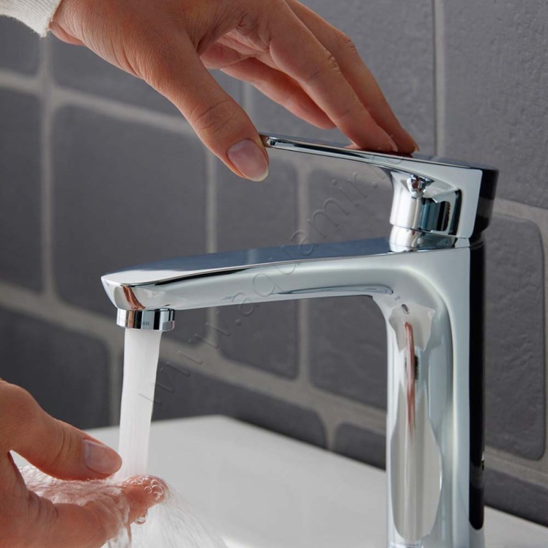 Смеситель для раковины Duravit B.1 B11020001010 в интерьере