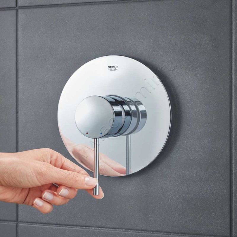 Однорычажный смеситель для душа Grohe Essence хром 24057001 в интерьере