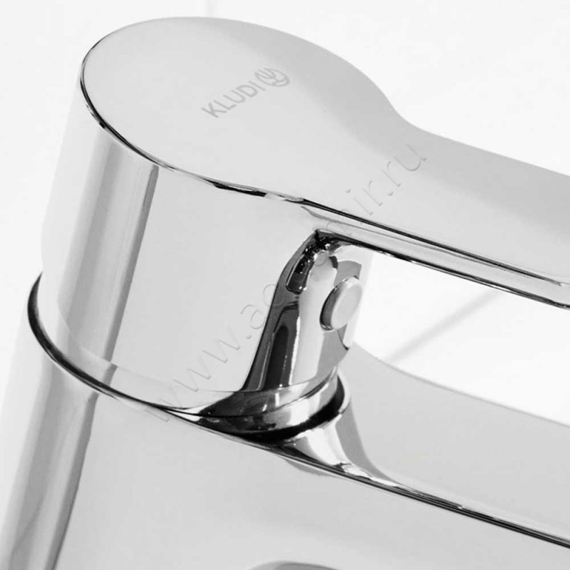 Однорычажный смеситель для раковины Kludi PURE&EASY 372760565 в интерьере
