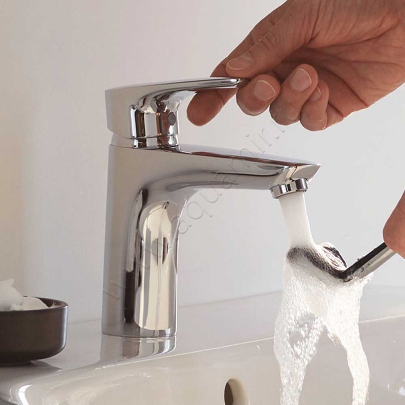 Однорычажный смеситель для раковины Kludi PURE&SOLID хром 342920575 в интерьере