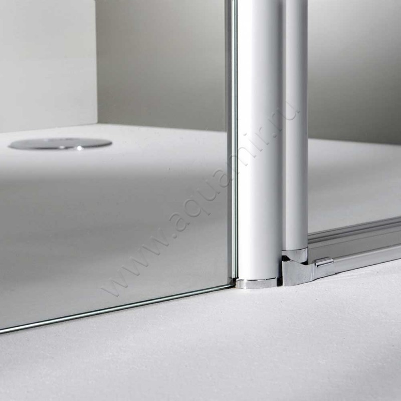 Маятниковая душевая дверь в нишу Huppe Classics 2 в серебристом цвете C23508087322 в интерьере