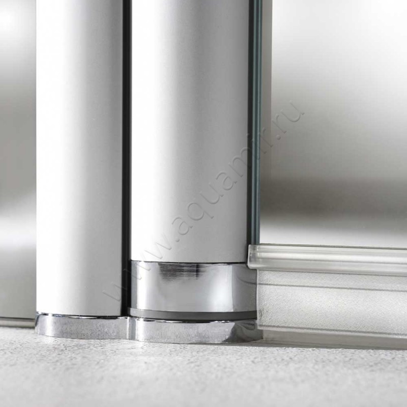 Маятниковая душевая дверь в нишу Huppe Classics 2 в серебристом цвете C23508069321 в интерьере