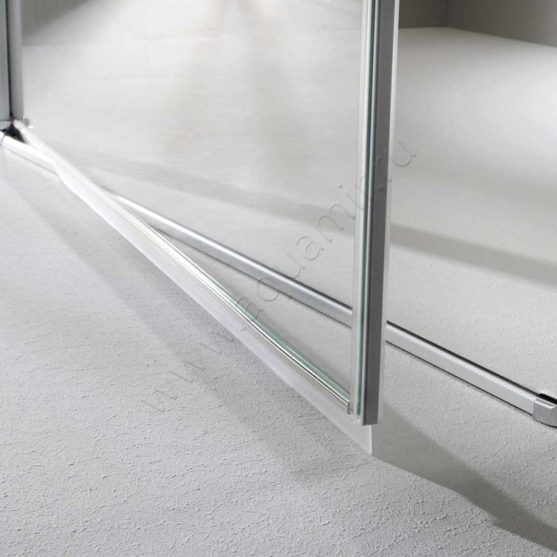 Маятниковая душевая дверь в нишу с фиксированным элементом Huppe Classics 2 в серебристом цвете C23204087373 в интерьере